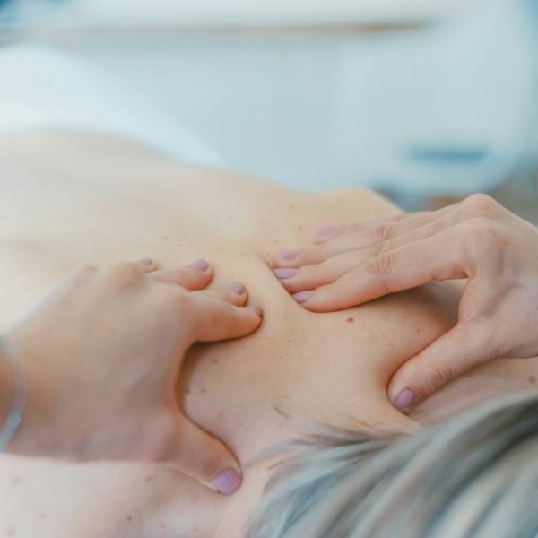 Terapia manual en la zona cervical y hombros